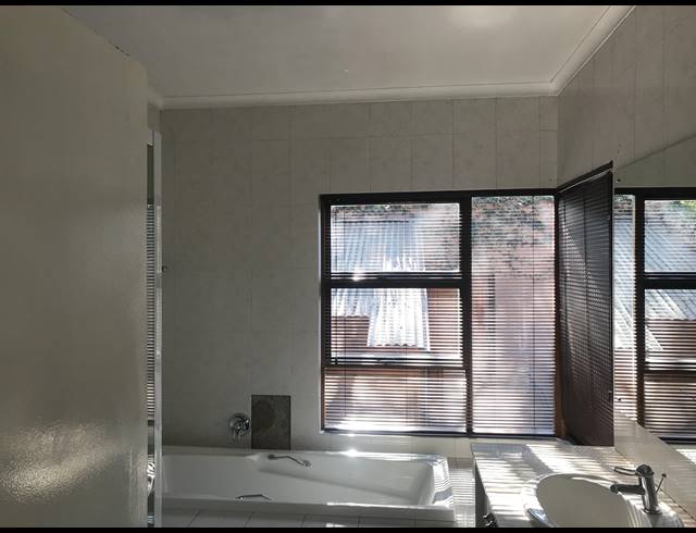 380M² BUILDING FOR SALE IN LONEHILL